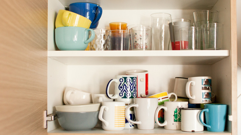 Nội các lộn xộn với cốc và kính uống