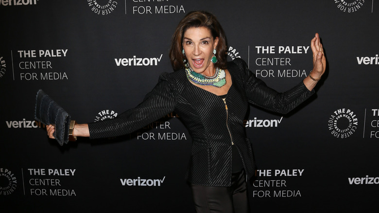 Cận cảnh Hilary Farr tạo ra một tư thế vui vẻ tại một sự kiện