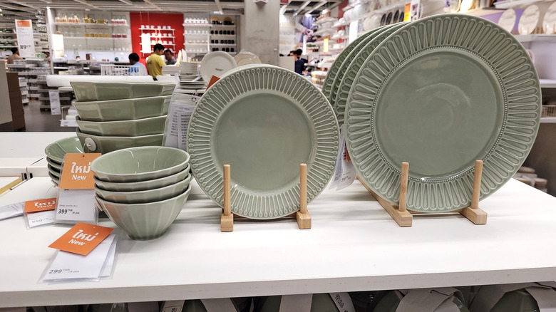 Các tấm IKEA trong giá đỡ Ostbit tre được trưng bày trong cửa hàng