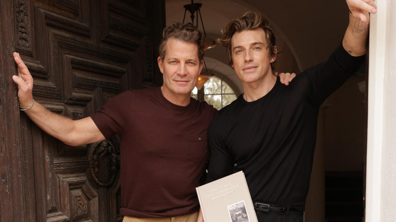 Nate Berkus và Jeremiah Brent tạo dáng ở cửa mở