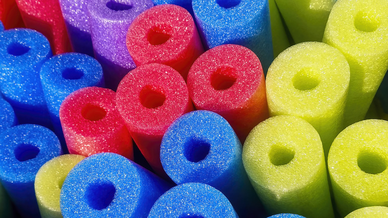 Một bó mì hồ bơi cho thấy đầu rỗng