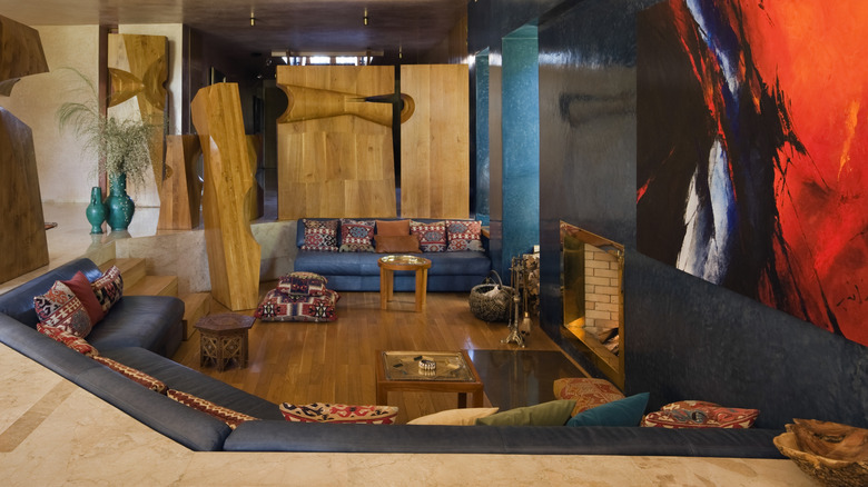 Ngôi nhà theo phong cách thập niên 1970 với phòng khách chìm được bao quanh bởi những chiếc ghế dài màu xanh