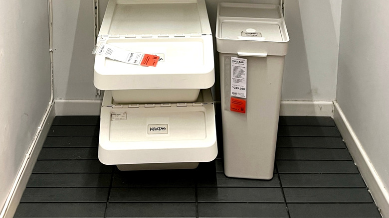 IKEA Hållbar Bins có kích thước khác nhau trong IKEA Store
