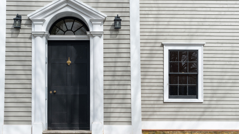 Nhà màu xám với cánh cửa màu đen.