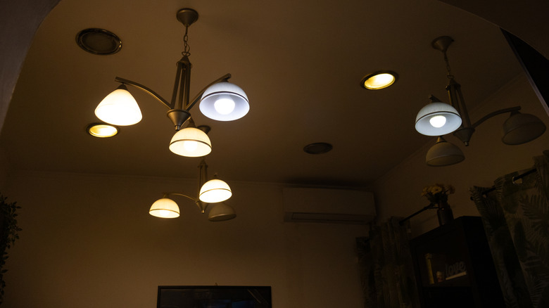 Đóng lên của đèn trần nội thất nhân tạo trong một căn phòng thiếu sáng