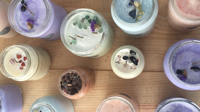 lọ thủy tinh được tái sử dụng là nến DIY