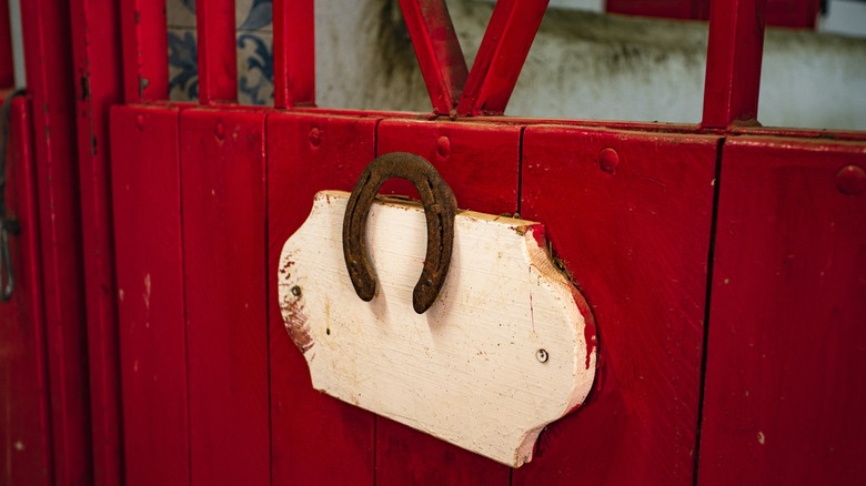 Móng ngựa gỉ treo trên cửa