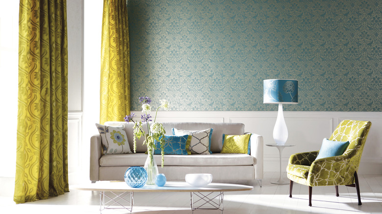 Ví dụ về sự pha trộn mô hình trong phòng khách với nhiều mẫu khác nhau được gắn kết bởi bảng màu