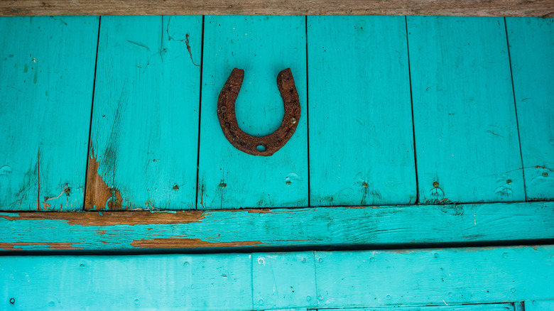 Rusty Horseshoe treo trên đầu cửa