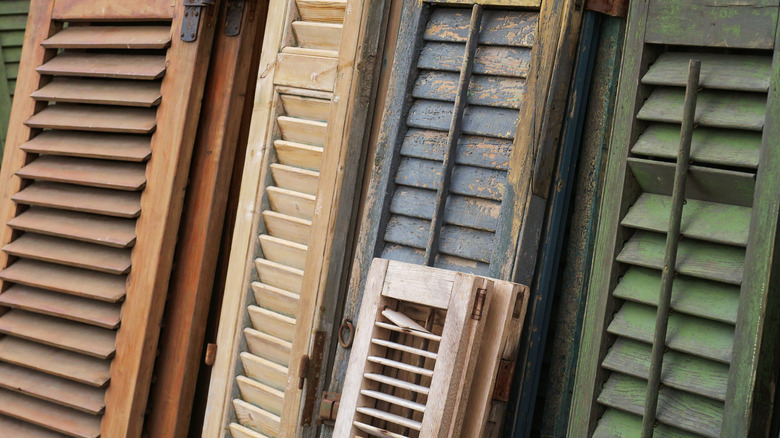 Cận cảnh một loạt các cửa sổ cửa sổ cũ màu khác nhau