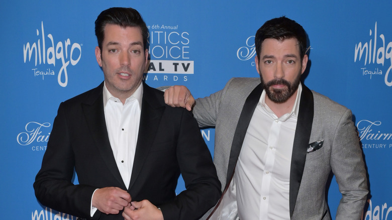 Cận cảnh Jonathan và Drew Scott tại một sự kiện