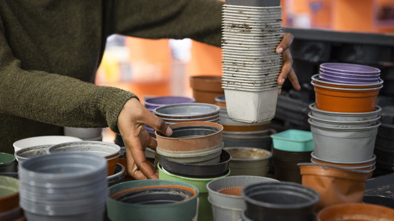 người sắp xếp chậu trẻ em trống nhựa