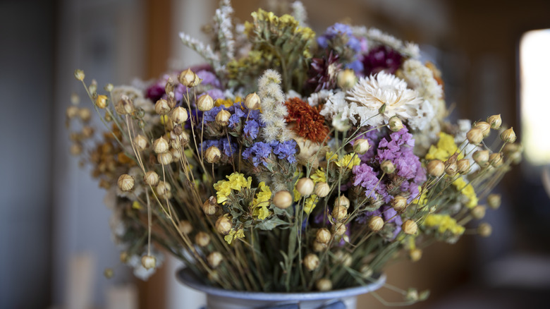 Một cái cận cảnh của những bông hoa khô trong một chiếc bình.