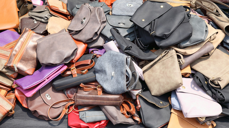 túi xách nằm trong đống lộn xộn