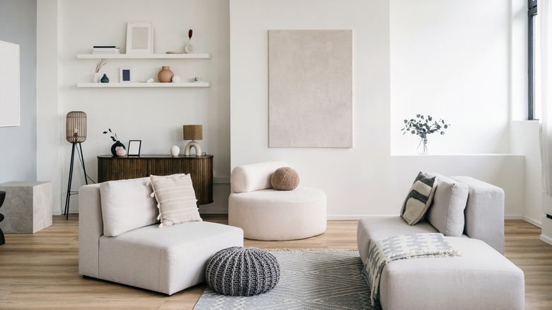 Phòng khách hiện đại tối giản với nghệ thuật trừu tượng và màu sắc trung tính