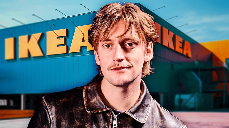 Gustaf Westman trước cửa hàng IKEA