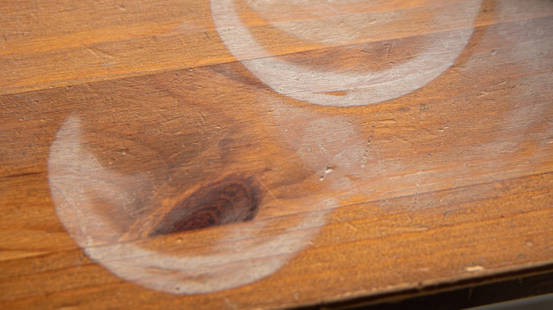 vết nước nhẹ trên bề mặt gỗ