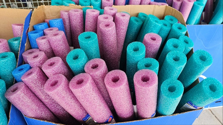 Màu xanh hồng và màu ngọc lam trong màn hình cửa hàng