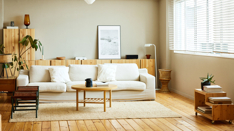 Phòng khách tối giản với đồ nội thất đơn giản