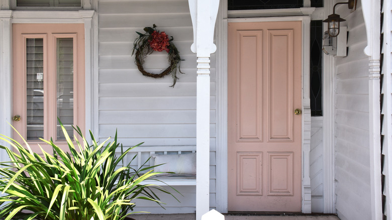 Nhà Trắng có cửa trước màu hồng nhạt