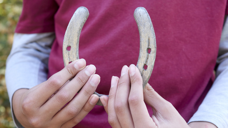 Người cầm móng ngựa