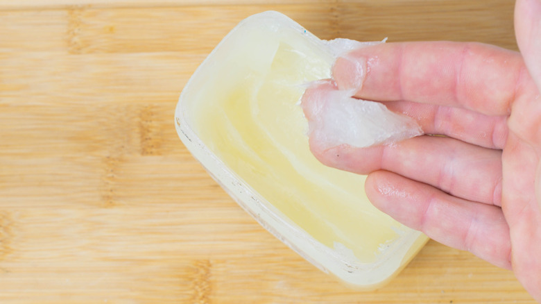 Thùng chứa vaseline trên bề mặt gỗ