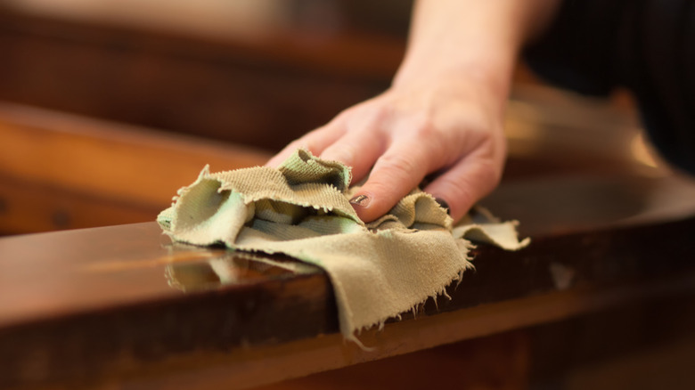 Tay làm sạch giẻ và khôi phục lại một kết thúc