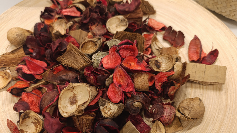 Potpourri trộn trong một món ăn bằng gỗ