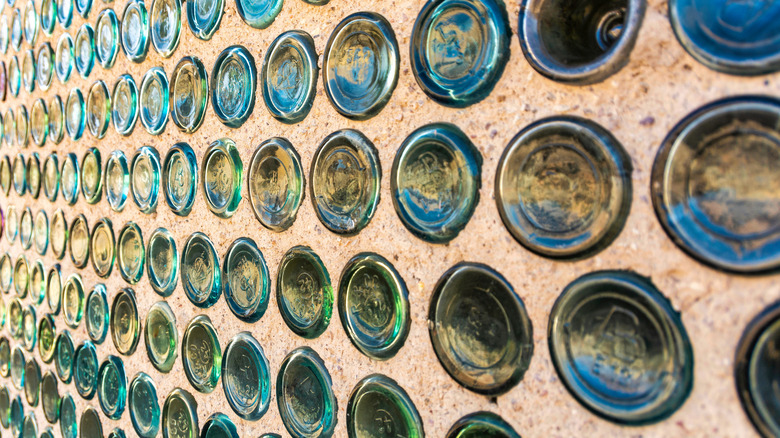 Tường lõi với chai thủy tinh