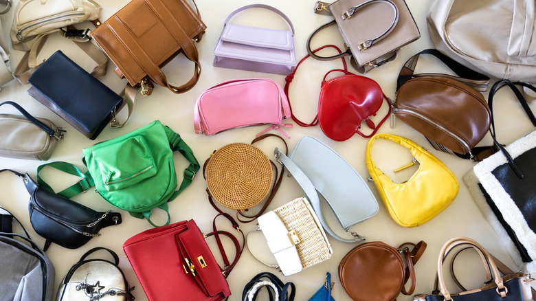 đống túi xách khác nhau trên sàn nhà