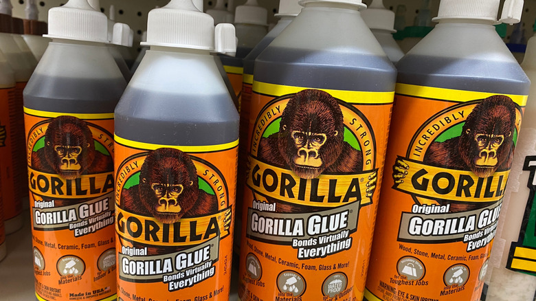 Chai keo Gorilla trên kệ cửa hàng