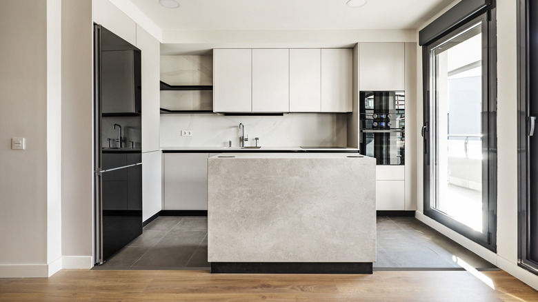 Nhà bếp hiện đại với các thiết bị nhà bếp màu đen