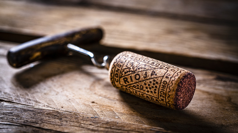 Nút chai rượu trên dụng cụ mở chai