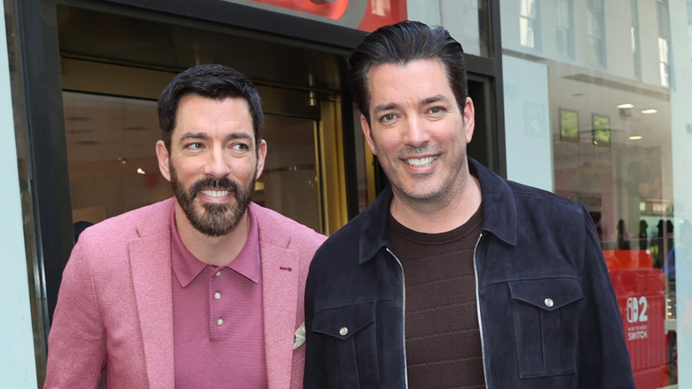 Anh em tài sản đứng cùng nhau và mỉm cười