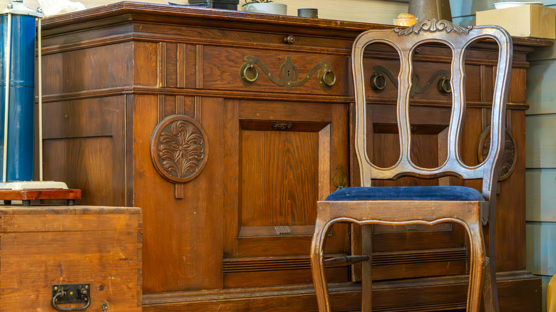 một bộ sưu tập các mảnh đồ nội thất gỗ cổ điển