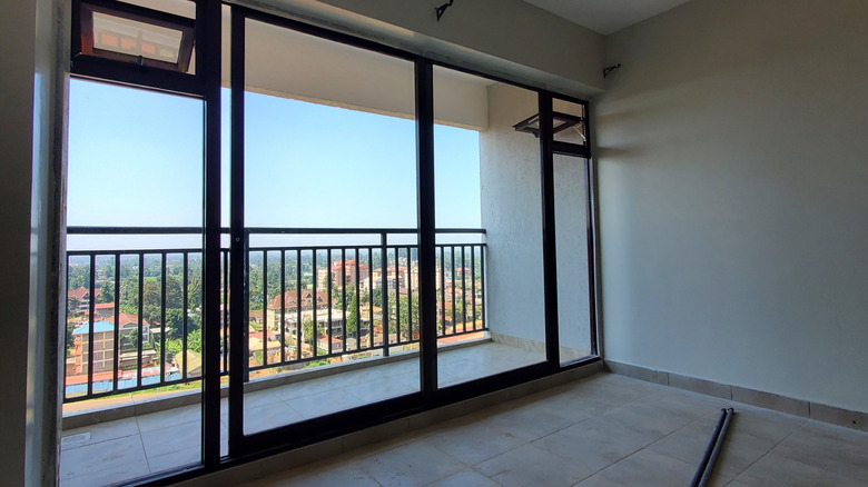 cửa kính trượt không có nắp nhìn ra trên ban công