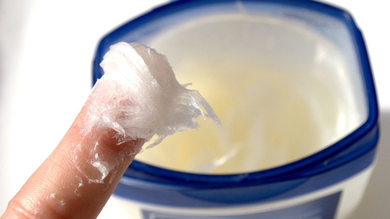 Đóng một ngón tay lấy Vaseline ra khỏi bồn tắm