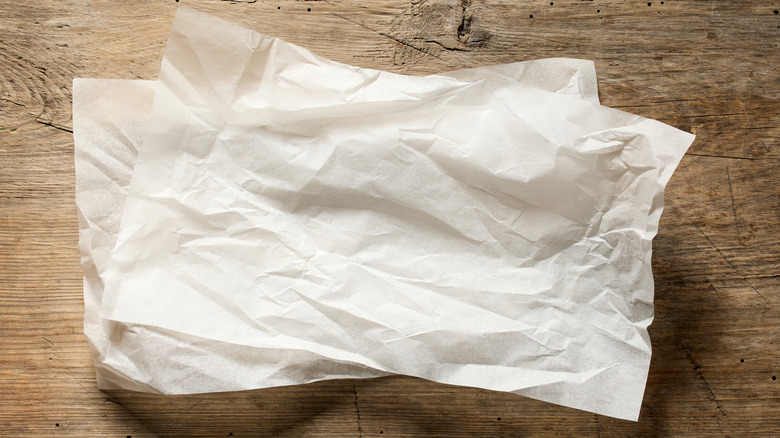 Tấm giấy da xếp chồng lên bề mặt gỗ