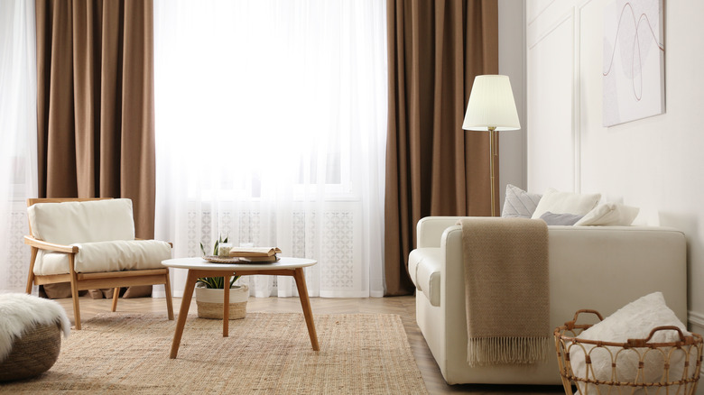 Phòng khách với màn nhung màu nâu