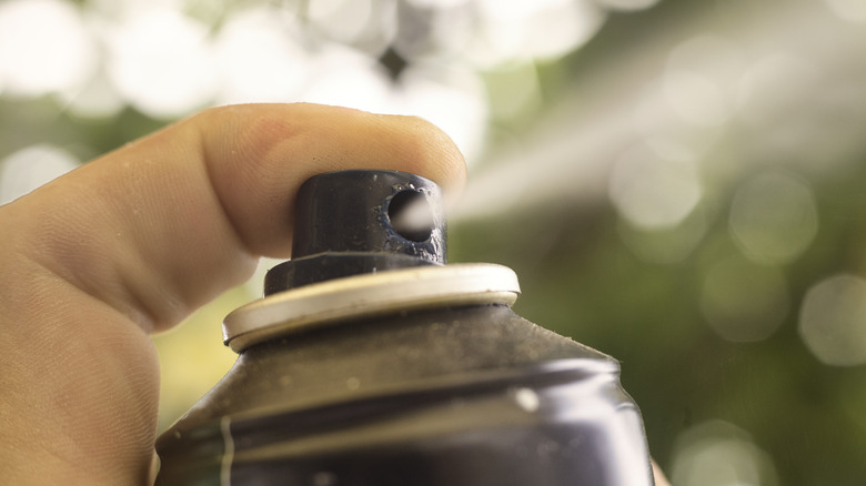 Nhấn tay vào sơn phun có thể