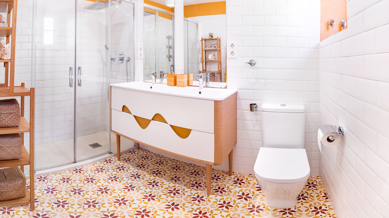 Funky Orange và Magenta lát gạch trong phòng tắm hiện đại