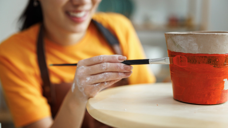 Người phụ nữ sơn chậu cây