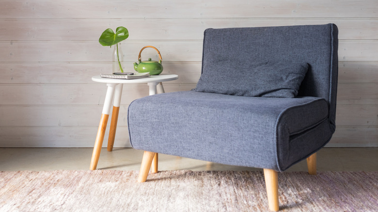 Ghế chuyển đổi màu xám trong mạng lưới sang trắng với ấm trà