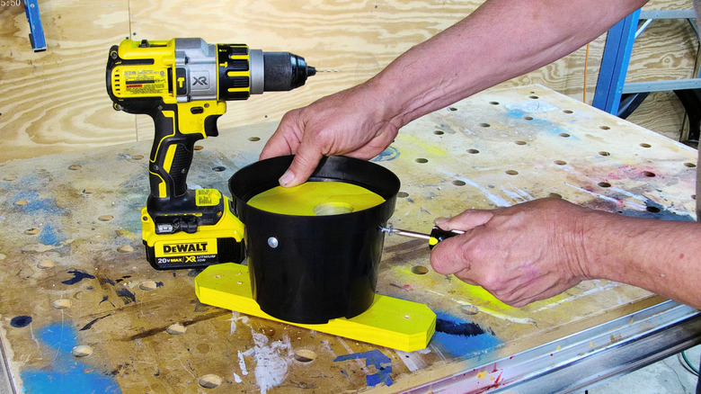 Đảm bảo phía trước của nhà chim bằng ốc vít