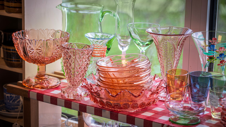 Một màn hình đầy màu sắc của đồ thủy tinh trầm cảm