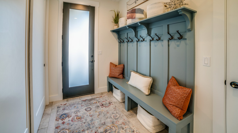 lối vào phía trước nhà hẹp với băng ghế dự bị