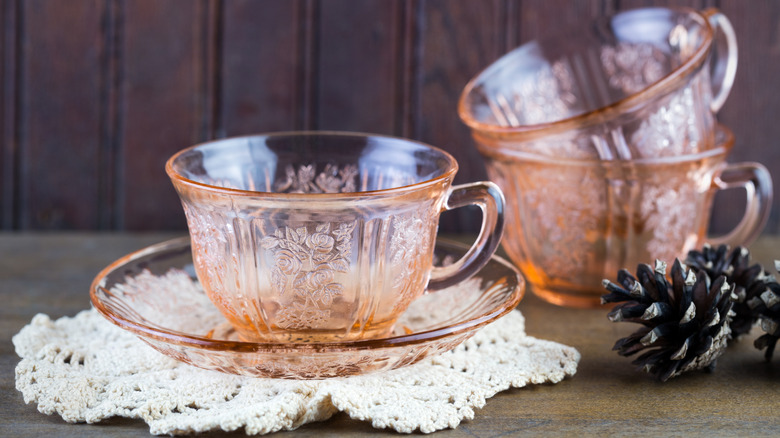 Cốc thủy tinh trầm cảm và đĩa