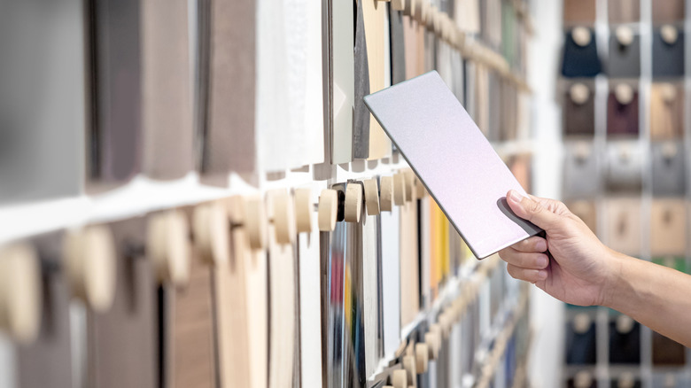 Chọn mẫu gạch từ cửa hàng phần cứng