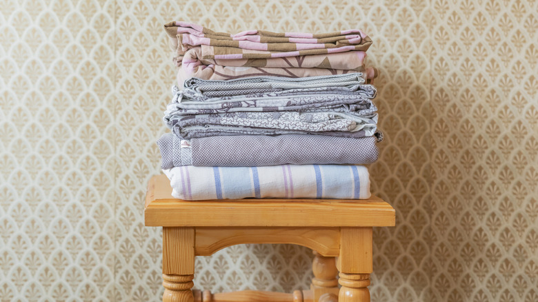 đống tấm được xếp chồng lên phân ở phía trước hình nền có hoa văn