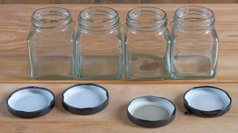 lọ gia vị thủy tinh trống có nắp đậy